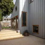 arkitekt_daniel_nielsen_villa-renovering_facade_stålplader_egetrae_teglsten_raftehegn