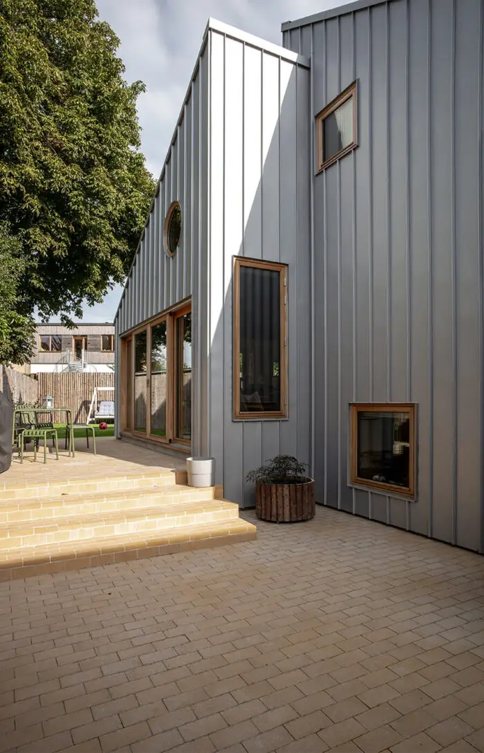 arkitekt_daniel_nielsen_villa-renovering_facade_stålplader_egetrae_teglsten_raftehegn